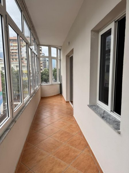 Tirane, jepet me qera zyre Kati 4, 178 m² 1.700 € (Sheshi “Willson”, Bllok)