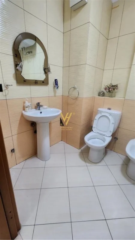 Tirane, jepet me qera apartament 2+1+Ballkon Kati 4, 95 m² 800 € (QENDER)