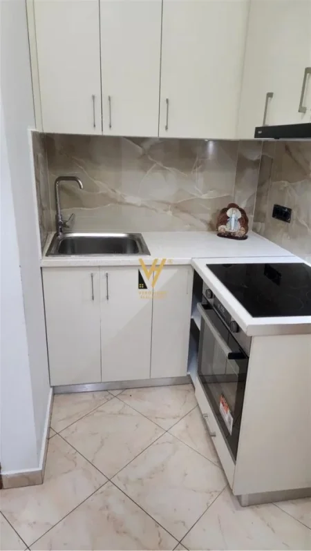 Tirane, jepet me qera apartament 2+1+Ballkon Kati 4, 95 m² 800 € (QENDER)