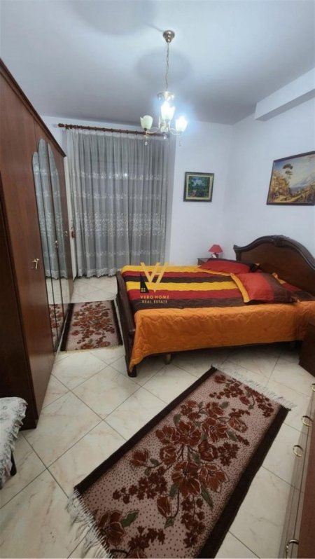 Tirane, jepet me qera apartament 2+1+Ballkon Kati 4, 95 m² 800 € (QENDER)