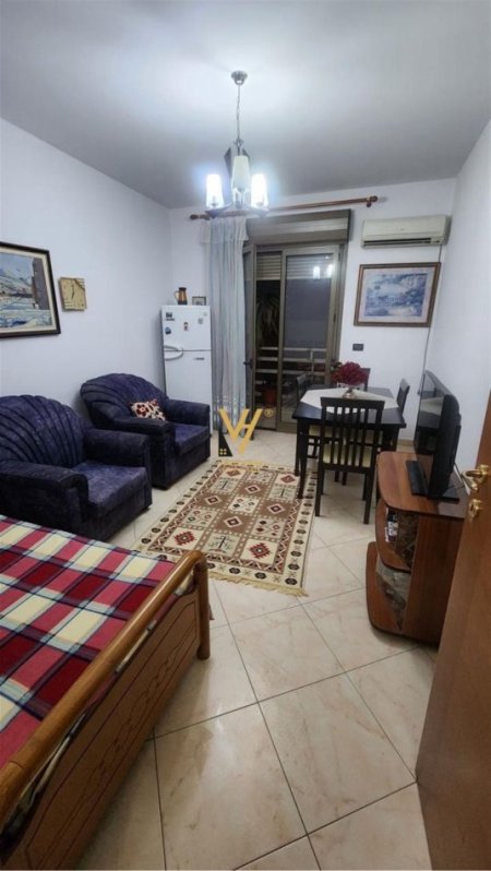 Tirane, jepet me qera apartament 2+1+Ballkon Kati 4, 95 m² 800 € (QENDER)