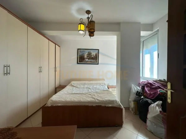 SHITET APARTAMENT 2+1 TEK PAZARI I RI PRANE SHKOLLES SE KUQE