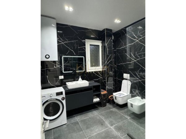 Vlore, shitet 2+1+Ballkon , 112 m² 230.000 € (Sheshi Pavarësia)