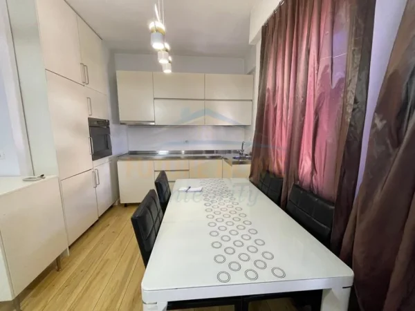 Tirane, jepet me qera apartament 1+1+Ballkon Kati 10, 80 m² 600 € (Selvia)