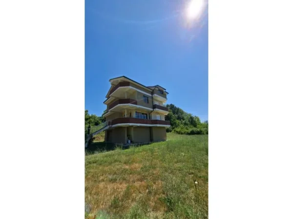 Tirane, shitet toke , 11.800 m² 1.500.000 € (FARKE)