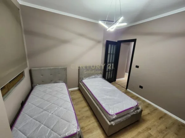 Tirane, jepet me qera apartament 3+1+Aneks+Ballkon Kati 4, 156 m² 1.250 € (21. Dhjetori)