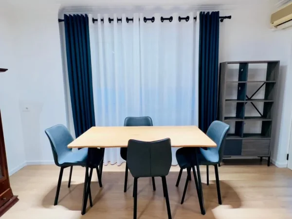 Tirane, jepet me qera apartament 2+1+Ballkon Kati 5, 120 m² 1.180 € 