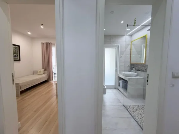 Tirane, shes apartament 2+1+Ballkon Kati 5, 104 m² 250.000 € 