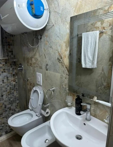 Durres, jepet me qera apartament 1+1 Kati 1, 350 € (Rruga e Pikadeve)