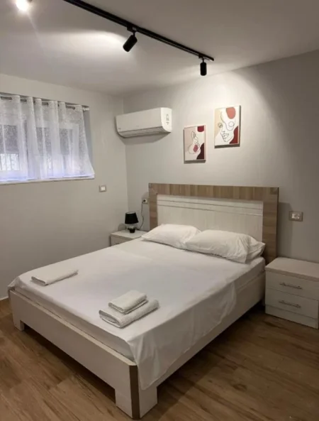 Durres, jepet me qera apartament 1+1 Kati 1, 350 € (Rruga e Pikadeve)