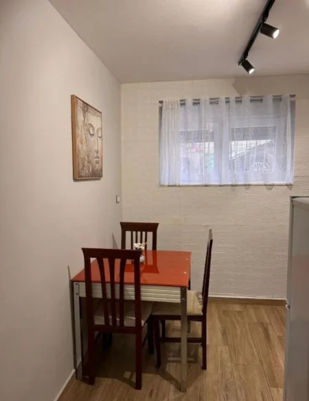 Durres, jepet me qera apartament 1+1 Kati 1, 350 € (Rruga e Pikadeve)