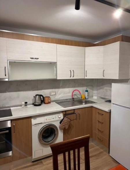 Durres, jepet me qera apartament 1+1 Kati 1, 350 € (Rruga e Pikadeve)