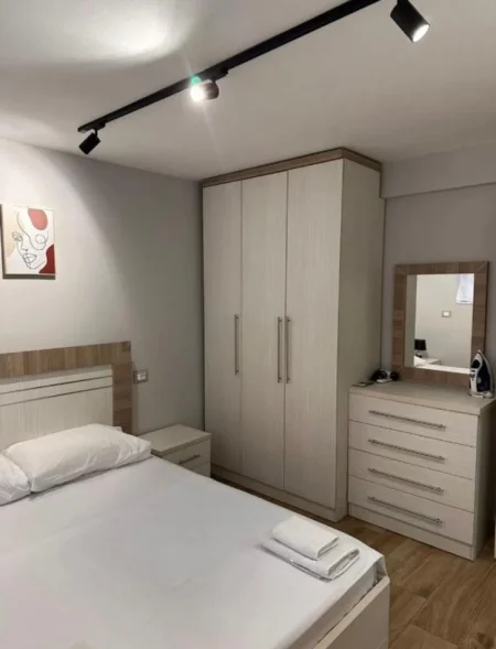 Durres, jepet me qera apartament 1+1 Kati 1, 350 € (Rruga e Pikadeve)