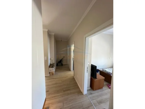 Tirane, shitet apartament 3+1 Kati 4, 181 m² 250000 euro (Fusha e Sportit, Laprake)
