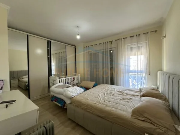 Tirane, shitet apartament 3+1 Kati 4, 181 m² 250000 euro (Fusha e Sportit, Laprake)