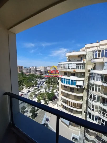 Vlore, jepet me qera apartament 1+1+Ballkon Kati 7, 70 m² 400 € (Rruga Çamëria)