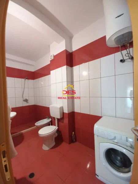 Vlore, jepet me qera apartament 1+1+Ballkon Kati 7, 70 m² 400 € (Rruga Çamëria)