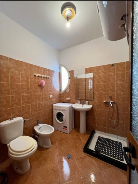 Durres, jepet me qera apartament 1+1+Ballkon Kati 3, 450 € (plazh)