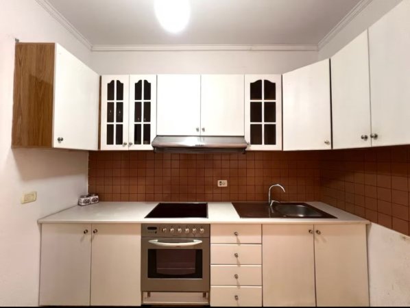 Durres, jepet me qera apartament 1+1+Ballkon Kati 3, 450 € (plazh)