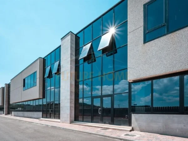 Tirane, shitet magazine Kati 1, 895 m² 1.500.000 € (AUTOSTRADA TIRANE DURRES)