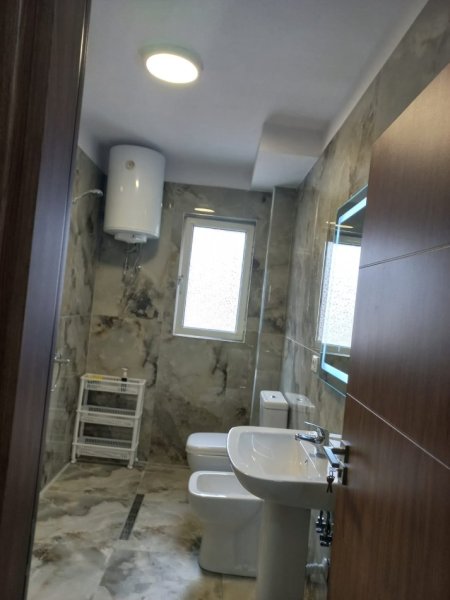 Tirane, jepet me qera apartament 1+1+Ballkon Kati 4, 60 m² 400 € (Pranë Shkollës 1 Maj, Ali Demi, Tiranë.)