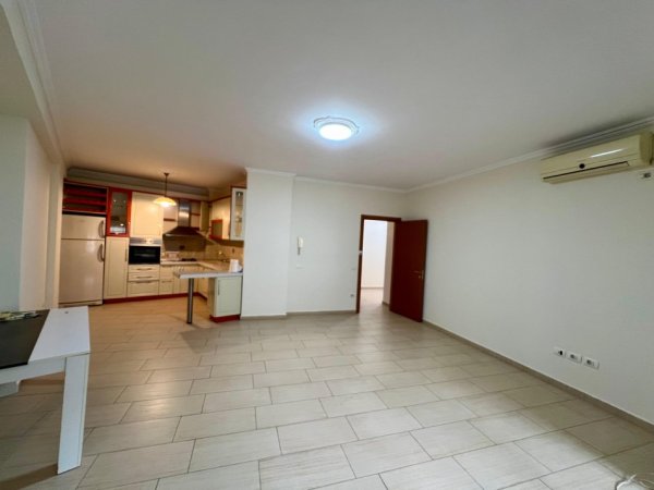 Tirane, jepet me qera apartament 2+1+Ballkon Kati 3, 125 m² 850 € (9 Katshet)