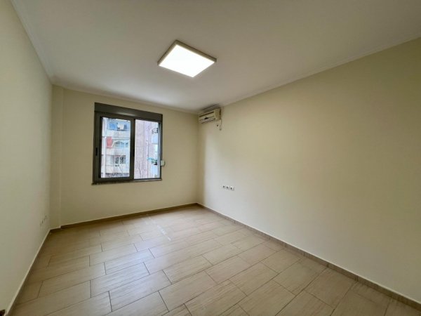 Tirane, jepet me qera apartament 2+1+Ballkon Kati 3, 125 m² 850 € (9 Katshet)