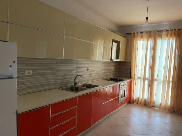Tirane, jepet me qera apartament 2+1+Ballkon Kati 2, 80 m² 450 € 
