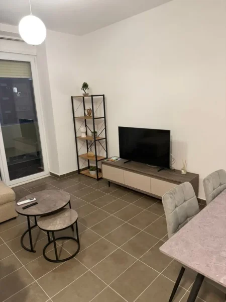 Tirane, jepet me qera apartament 1+1 Kati 5, 550 € (astir , unaza e re)
