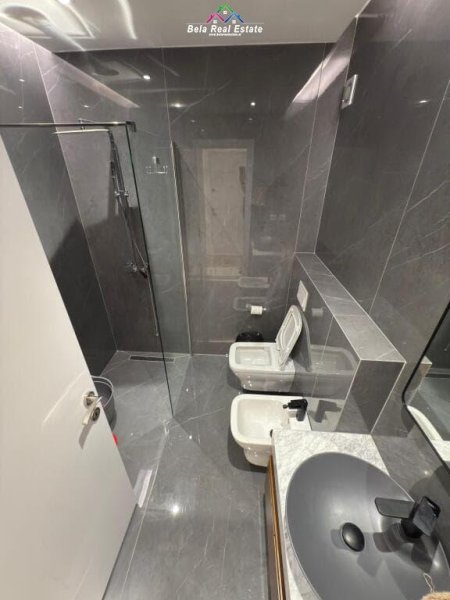 Tirane, jepet me qera apartament 2+1+Ballkon Kati 4, 125 m² 950 € (Fusha E Aviacionit)