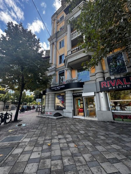 Jepet me Qera Super Apartament 1+1 ne Zemer te Bllokut , 5 minuta nga Liqeni, Kati 5, 65 m² 600 €URO