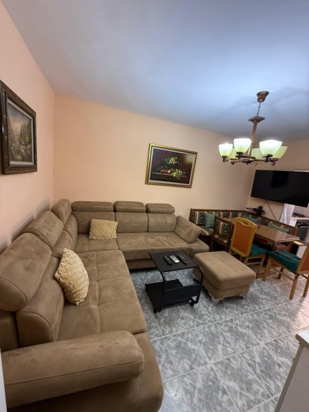 Tirane, jepet me qera apartament 2+1 Kati 4, 600 € (shkolla e kuqe)