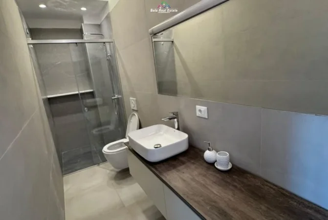 Tirane, jepet me qera apartament 1+1+Ballkon Kati 9, 70 m² 800 € (Komuna e Parisit)