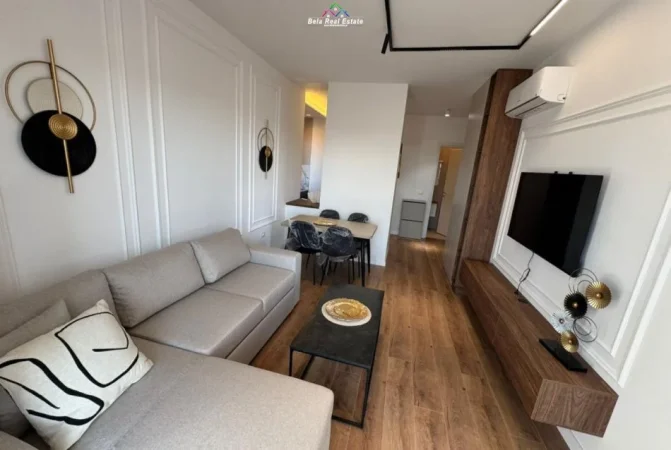 Tirane, jepet me qera apartament 1+1+Ballkon Kati 9, 70 m² 800 € (Komuna e Parisit)