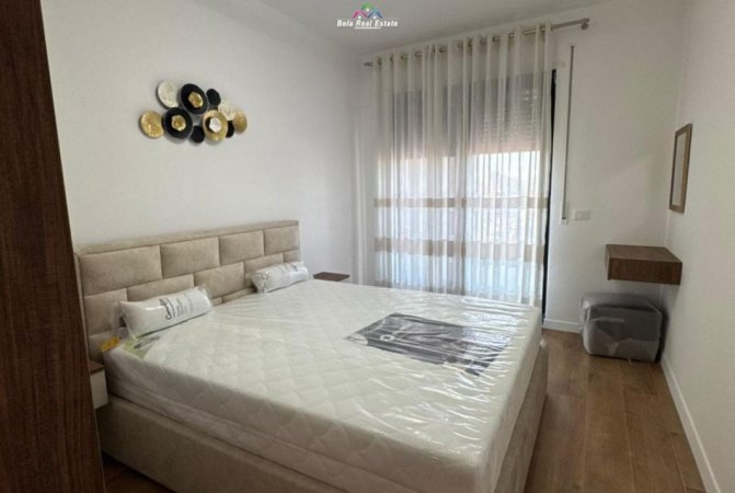 Tirane, jepet me qera apartament 1+1+Ballkon Kati 9, 70 m² 800 € (Komuna e Parisit)