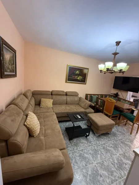 Tirane, jepet me qera apartament 2+1 Kati 4, 600 € (selvia)