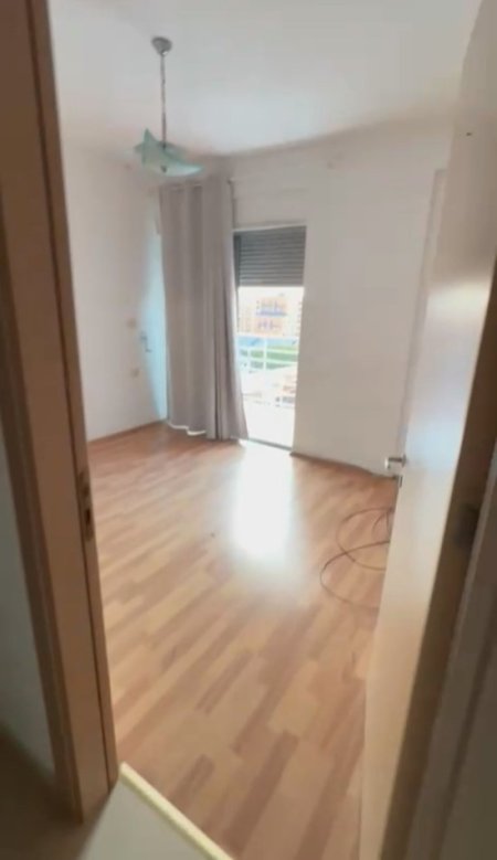 Tirane, jepet me qera apartament 2+1 Kati 4, 600 € 