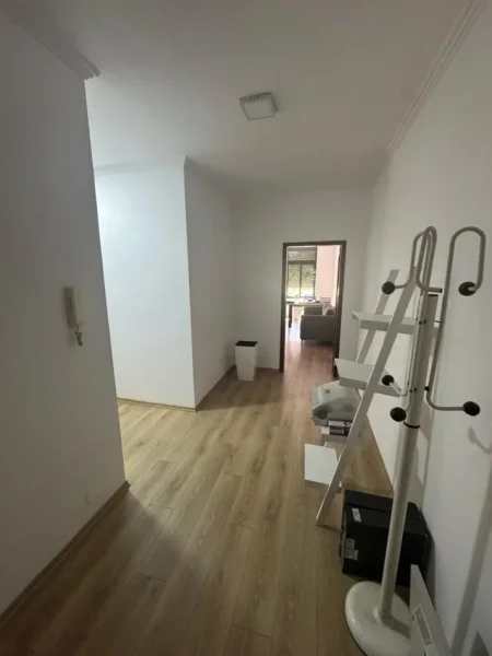 Tirane, jepet me qera ambient biznesi Kati 4, 122 m² 700 € (prane Gjykates se Shkalles se Pare)