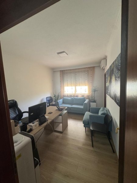 Tirane, jepet me qera ambient biznesi Kati 4, 122 m² 700 € (prane Gjykates se Shkalles se Pare)