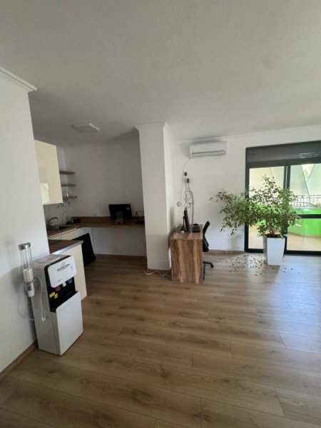 Tirane, jepet me qera ambient biznesi Kati 4, 122 m² 700 € (prane Gjykates se Shkalles se Pare)