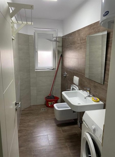 Tirane, jepet me qera apartament 2+1+Ballkon Kati 2, 85 m² 550 € (Rruga Xhanfize Keko , Porcelan prane uet)