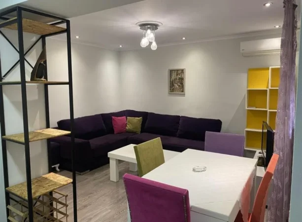 Tirane, jepet me qera apartament 2+1+Ballkon Kati 2, 85 m² 550 € (Rruga Xhanfize Keko , Porcelan prane uet)