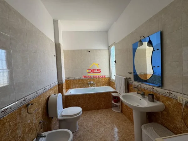 Vlore, jepet me qera apartament 2+1+Ballkon Kati 8, 110 m² 400 € (Rruga Gjergj Kastrioti)