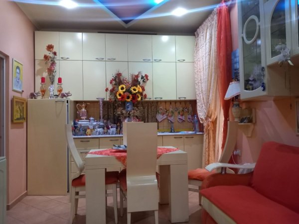 Tirane, jepet me qera apartament 1+1 , 65 m² 500 € (Pallatet Agimi)