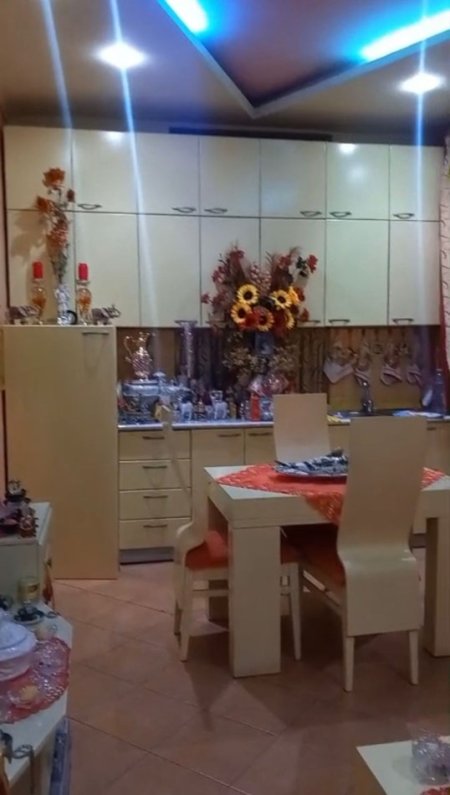 Tirane, jepet me qera apartament 1+1 , 65 m² 500 € (Pallatet Agimi)