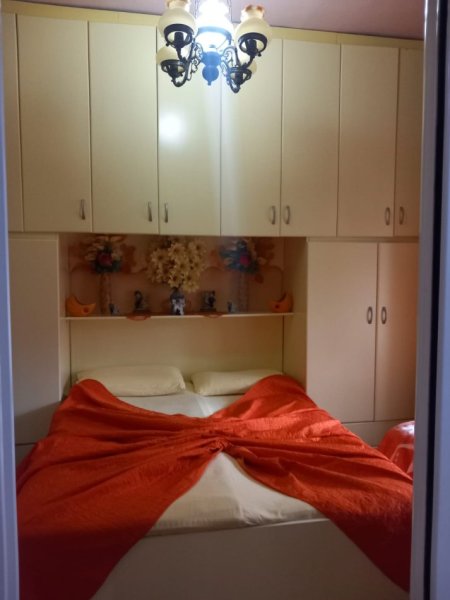 Tirane, jepet me qera apartament 1+1 , 65 m² 500 € (Pallatet Agimi)