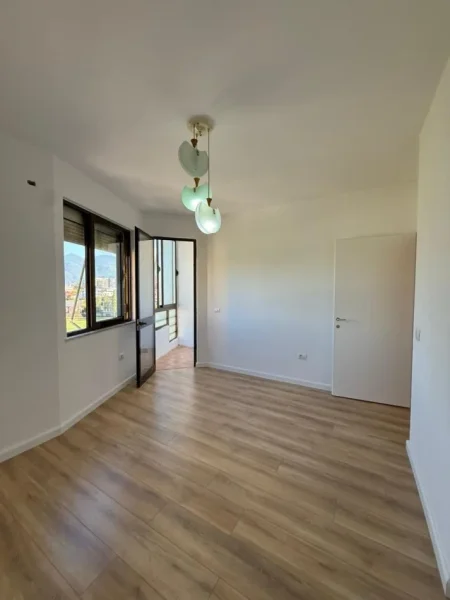 Tirane, shitet apartament 2+1+Ballkon Kati 5, 81 m² 165.000 € (Ish Fusha e Aviacionit)
