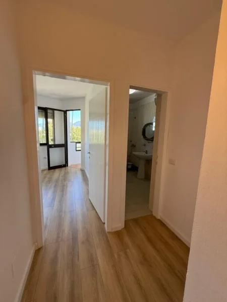 Tirane, shitet apartament 2+1+Ballkon Kati 5, 81 m² 165.000 € (Ish Fusha e Aviacionit)