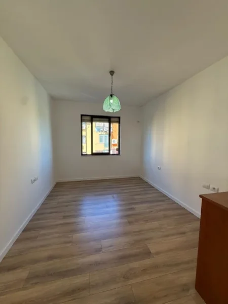 Tirane, shitet apartament 2+1+Ballkon Kati 5, 81 m² 165.000 € (Ish Fusha e Aviacionit)