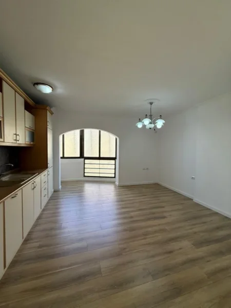 Tirane, shitet apartament 2+1+Ballkon Kati 5, 81 m² 165.000 € (Ish Fusha e Aviacionit)